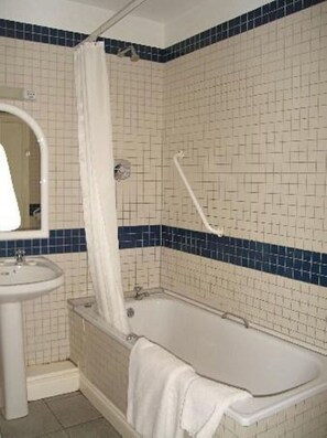 Apartament clàssic | Bany | Articles de tocador gratuïts, assecador de cabells, tovalloles i sabó 