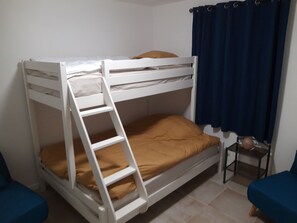 2 bedrooms, iron/ironing board, free WiFi, bed sheets - Villa Rénovée, à 5 Minutes du Centre et D'un Supermarché (Cogolin)
