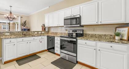 Mid term rental for travel professionals or snowbirds. Pet-friendly!
