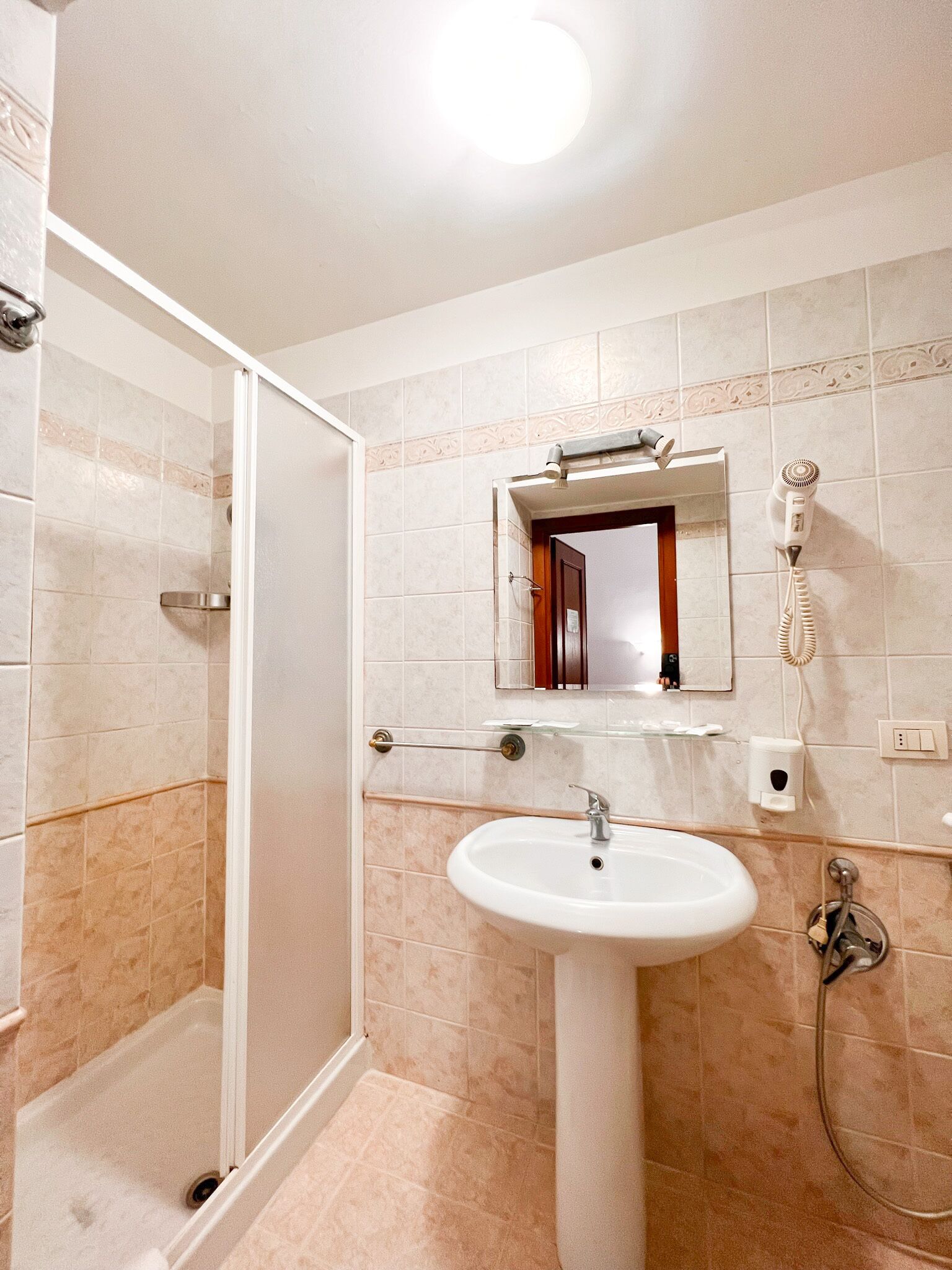 Quadrupla Standard | Bagno | Doccia, soffione a pioggia, asciugacapelli, asciugamani