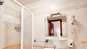 A bathroom with a shower, sink, and a mirror. - Alius And Freerome Hotel  (Rome)