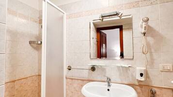 Quadrupla Standard | Bagno | Doccia, soffione a pioggia, asciugacapelli, asciugamani