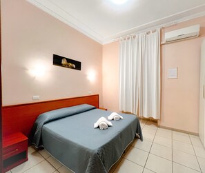 Standard Double Room | Egyptian cotton sheets, premium bedding, memory foam beds, desk - Alius And Freerome Hotel  (Rome)