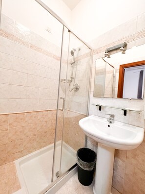 Standard Triple Room | Bathroom - Alius And Freerome Hotel  (Rome)