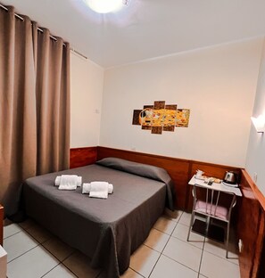 Economy Double Room | Egyptian cotton sheets, premium bedding, memory foam beds, desk - Alius And Freerome Hotel  (Rome)