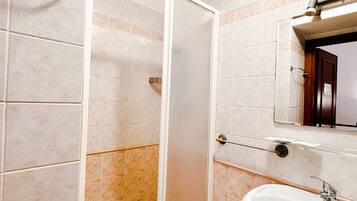 Standard-Vierbettzimmer | Badezimmer | Dusche, Regendusche, Haartrockner, Handtücher