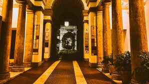 A grand hallway with classical architecture, featuring tall columns and a detailed ceiling design. - Alius And Freerome Hotel  (Rome)