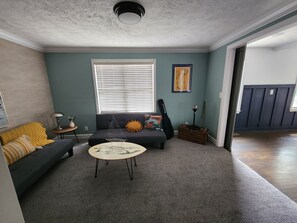 Smart TV, fireplace, books - Spacious lakeview home within minutes of beaches, state parks and shopping. (SPRING LAKE)