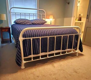 3 bedrooms, free WiFi, bed sheets - Spacious lakeview home within minutes of beaches, state parks and shopping. (SPRING LAKE)