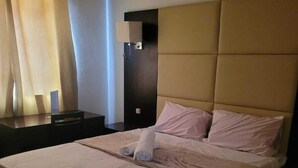 Superior Double Room | Desk, laptop workspace, free WiFi, bed sheets - Guest House La Plaza (Luanda)