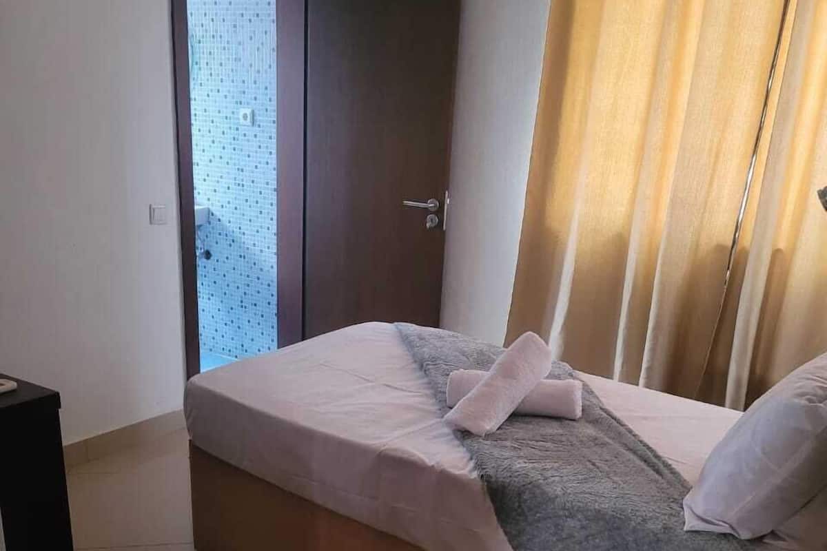 Single Room | Desk, laptop workspace, free WiFi, bed sheets