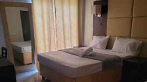 Desk, laptop workspace, free WiFi, bed sheets - Guest House La Plaza (Luanda)