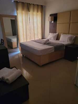 Una scrivania, postazione laptop, Wi-Fi gratuito, lenzuola