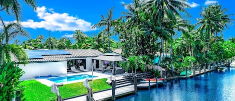 Piscina all'aperto, una piscina riscaldata