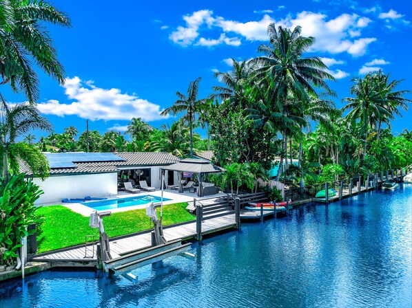 Outdoor pool, a heated pool - Heated Pool! Waterfront+Kayak! Close 2 Beach! (Fort Lauderdale)