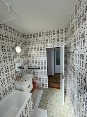 Casa | Baño | Ducha y bañera combinadas, bañera profunda, secador de pelo y toallas