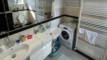 Combined shower/tub, deep soaking tub, hair dryer, towels