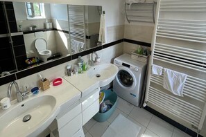 Bañera con ducha, bañera profunda, secador de pelo, toallas