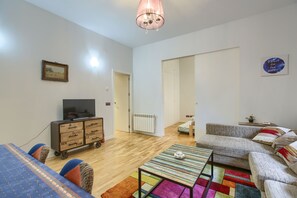 TV - Spacious and Bright Apartment in Center of Madrid (Madrid)