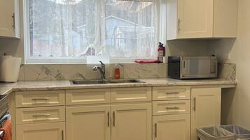 Jääkaappi, mikroaaltouuni, uuni, liesi