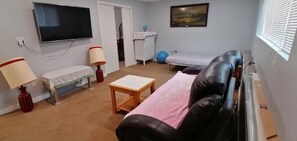 2 bedrooms, in-room safe, desk, iron/ironing board