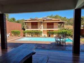 Utendørsbasseng og et oppvarmet basseng