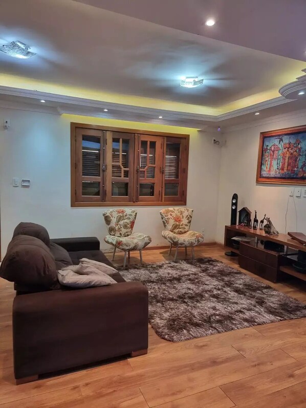 Smart-tv, dvd-spelare, böcker och en stereo