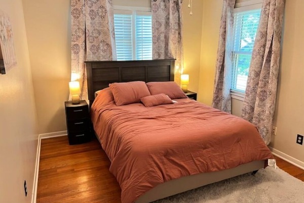 4 bedrooms, desk, iron/ironing board, travel crib