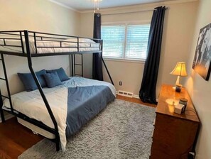 4 bedrooms, desk, iron/ironing board, travel cot - A Little Farm Feel in the Big City (Overland Park)