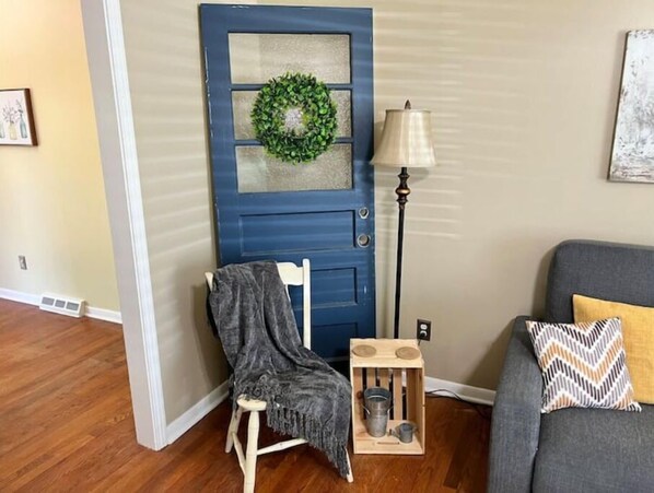 Smart TV, books - A Little Farm Feel in the Big City (Overland Park)