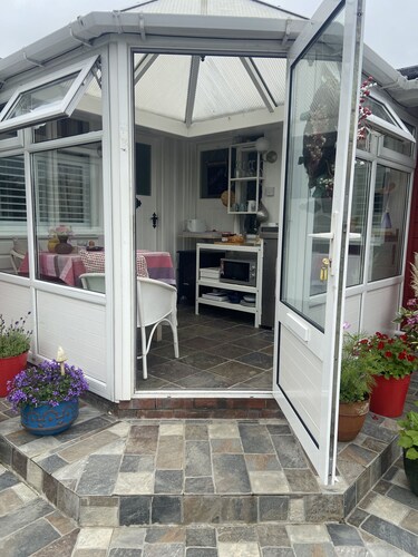 Quiet comfort studio apartment near Fenit and beaches