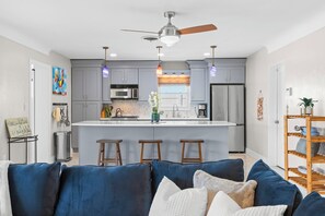 TV, books - Life is Better in Flip-Flops! Private, waterfront house with heated pool. (St. Petersburg)