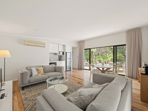 Wren Studio: Modern Comfort in Nature's Embrace