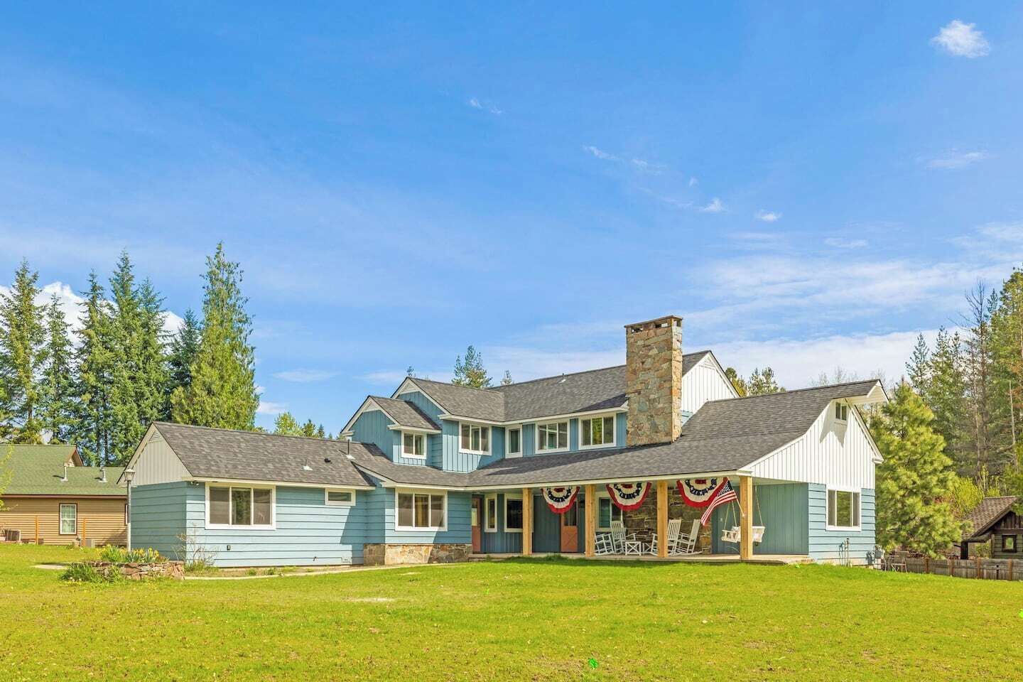 Spacious 4BR Home with Hot Tub Near Downtown Sandpoint and boat trailer parking