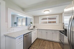 Kylskåp, mikrovågsugn, ugn och spishäll