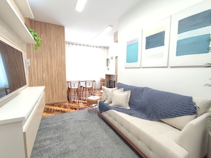 Apartment | Living area | 43-inch LED TV with digital channels - Apartamento Sant'Ana (Porto Alegre)