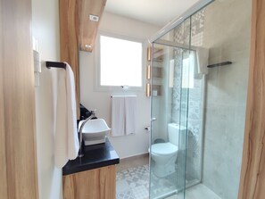 Apartment | Bathroom | Shower, hair dryer, towels, soap - Apartamento Sant'Ana (Porto Alegre)