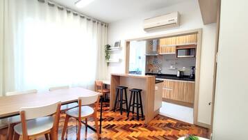 Apartamento | Cozinha privada | Geladeira grande, micro-ondas, fogão, cooktop