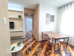 Apartment | Living area | 43-inch LED TV with digital channels - Apartamento Sant'Ana (Porto Alegre)