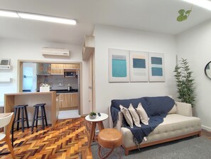 Apartment | Living area | 43-inch LED TV with digital channels - Apartamento Sant'Ana (Porto Alegre)