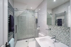 Casa de campo | Banheiro | Chuveiro/banheira combinados, banheira de imersão, secador de cabelo 