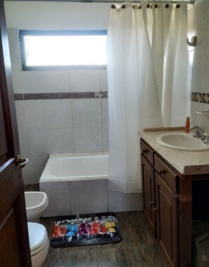 Håndklær, såpe og toalettpapir