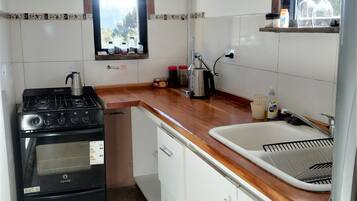 Kylskåp och grytor/köksredskap