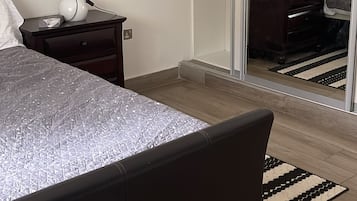 2 bedrooms, iron/ironing board, WiFi