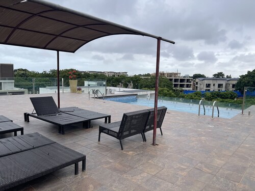 Cozy two Bedroom condo in Cantonments. 10-15 Minute drive to the airport.