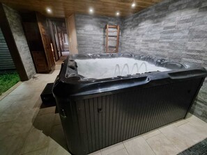 Bañera de hidromasaje al aire libre