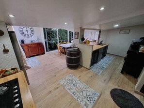 ثلاجة، ميكروويف، فرن، موقد طهي مسطح