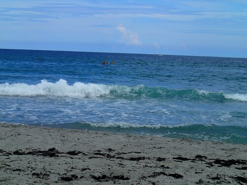 Walk to the beach fabulous East Boca Raton location, 2BED 2BTH, pet-friendly.