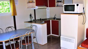 Cafetera y tetera, refrigerador, microondas y lavavajillas