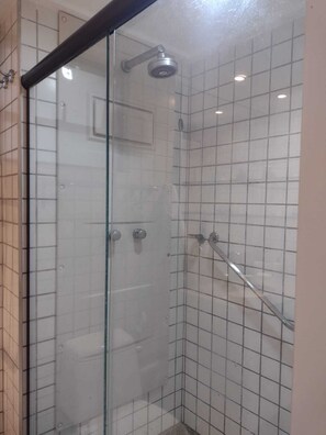 Sèche-cheveux, serviettes fournies, papier toilette